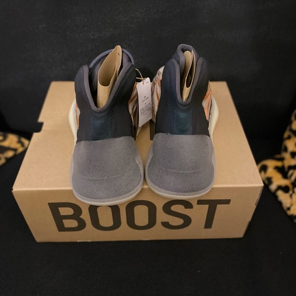 adidas YEEZY
YZY QNTM FLASH ORANGE LT SNKR LTHR main image 5